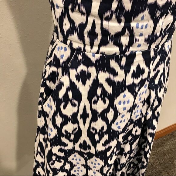 Sleeveless v-neck dress  - Picture 8 of 14